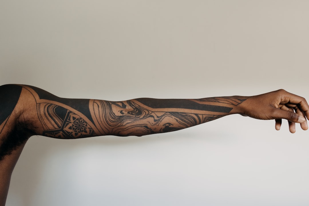 Manchette tatouée : guide complet du sleeve réussi