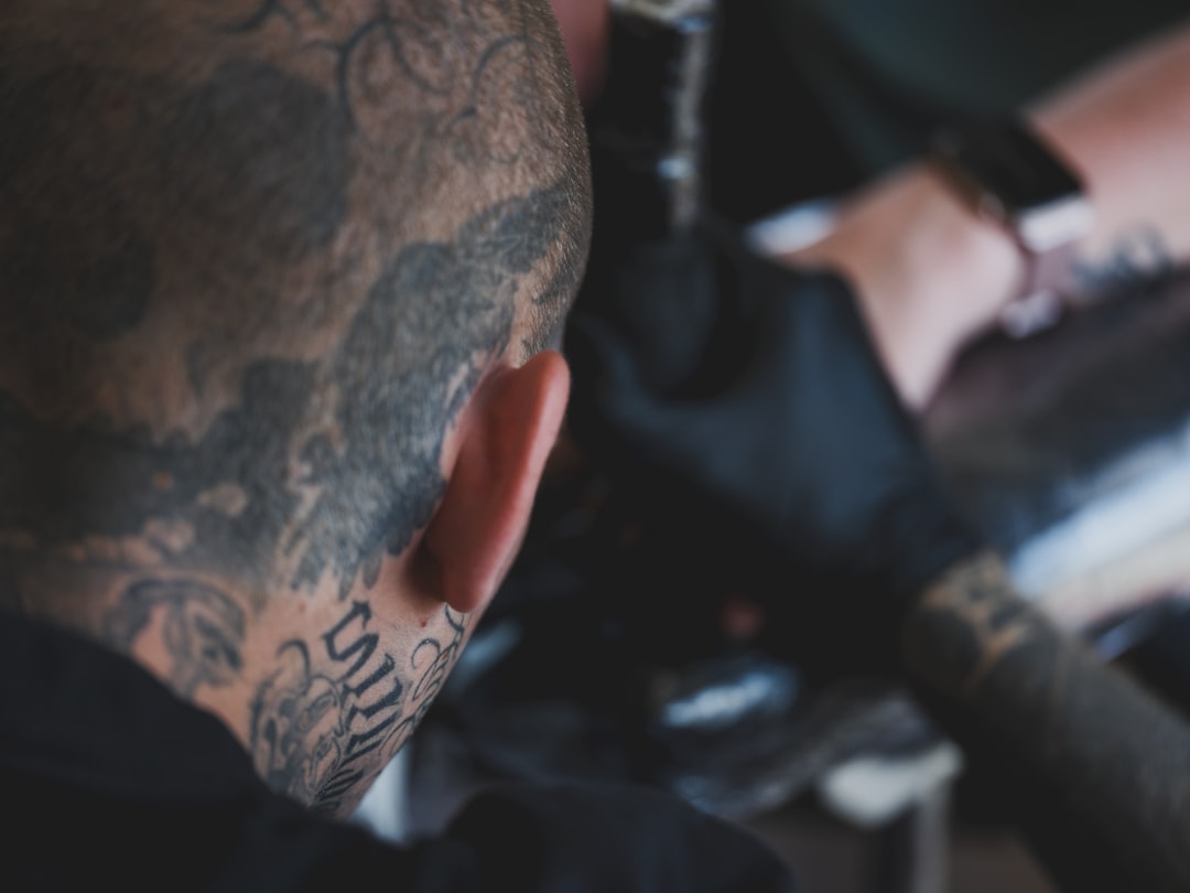 Salarié, location de fauteuil ou sous-location : quel cadre choisir pour tatouer