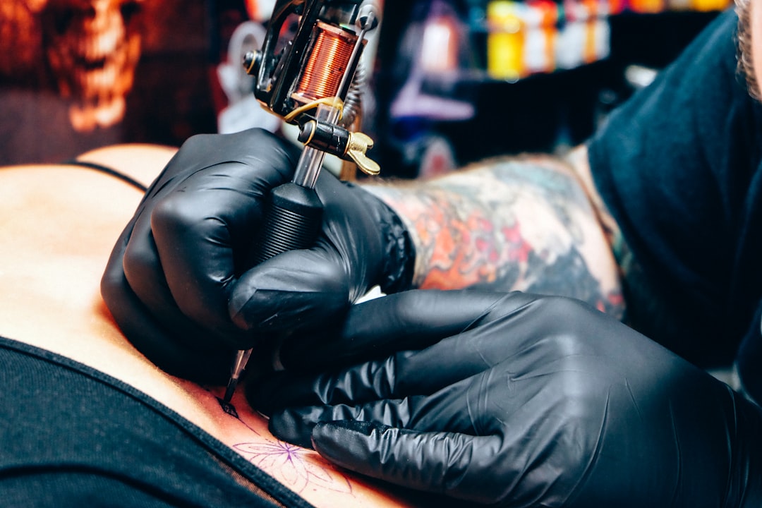 Tatouage couleur vs noir et gris : guide complet
