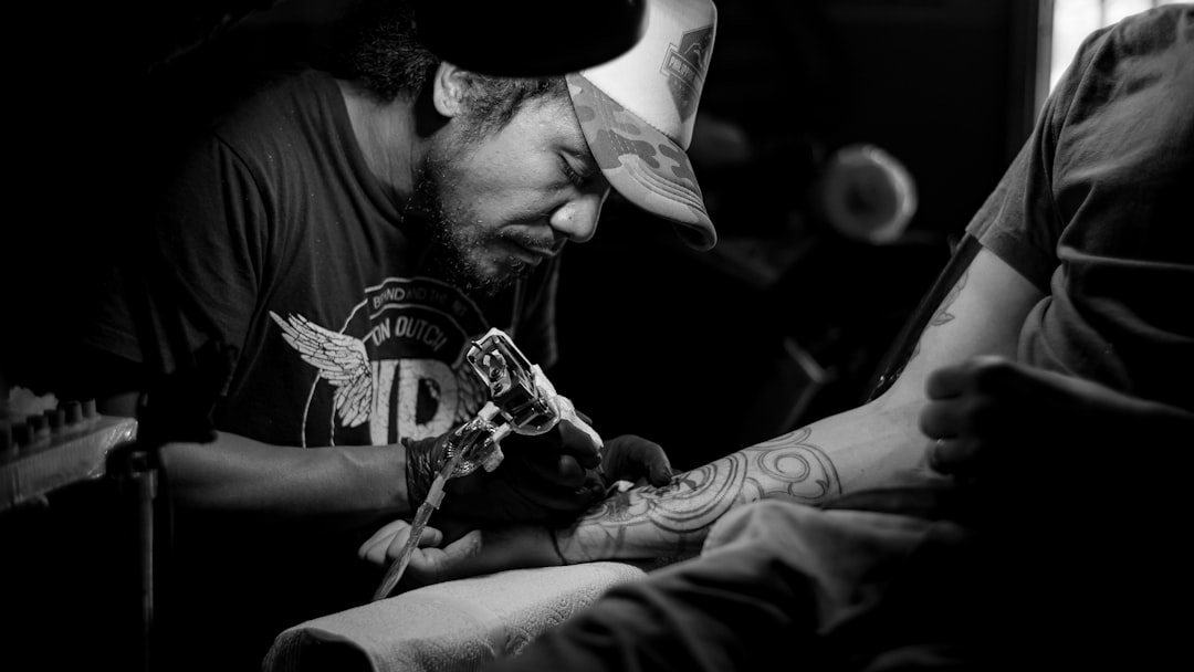 Tatouages Geek et Pop Culture : Les Motifs Inspirés des Films et Jeux